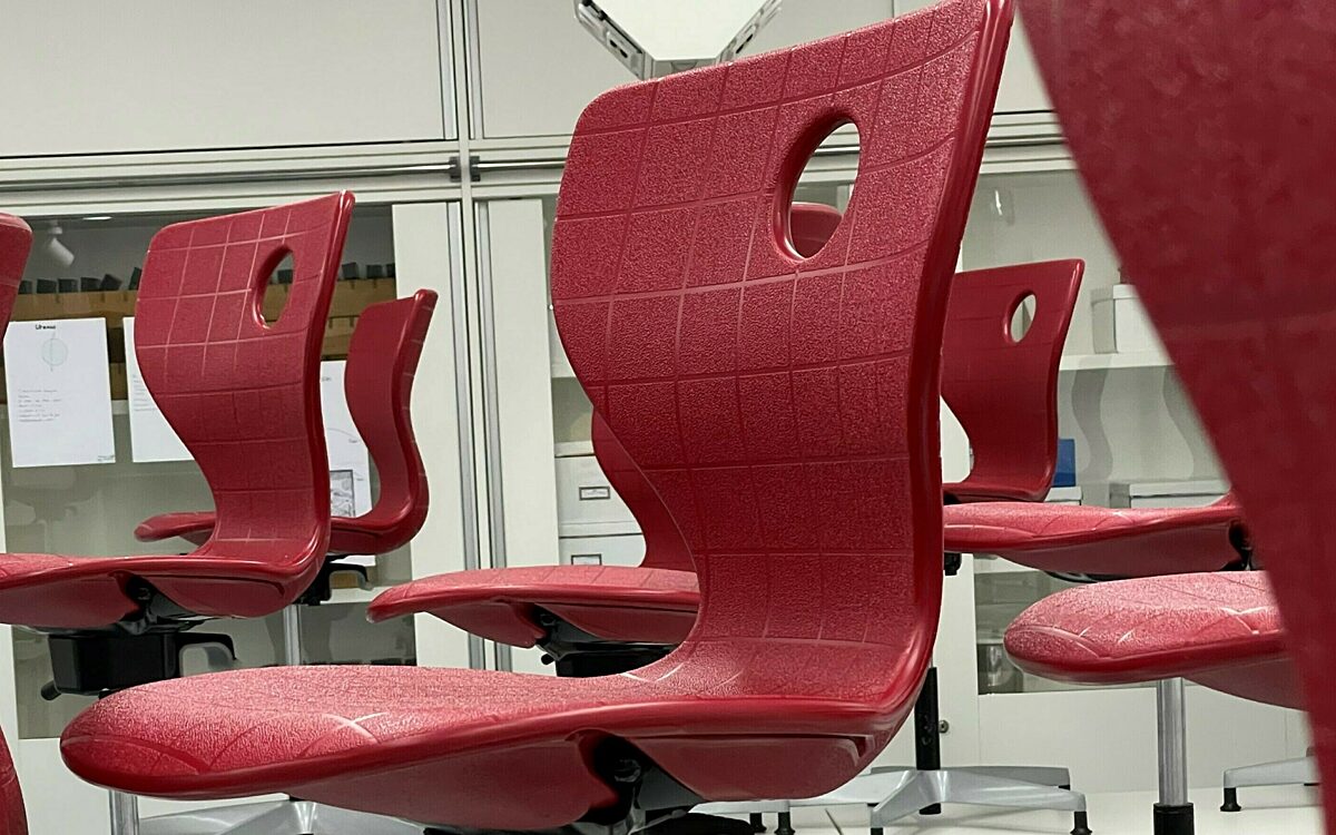Ein Stuhl nach dem anderen aufgereiht in einem Klassenzimmer einer Schule auf den Tischen Ein Stuhl nach dem anderen aufgereiht in einem Klassenzimmer einer Schule auf den Tischen